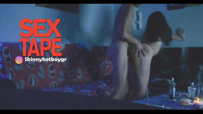 Eskola neska polita bere mutil-lagunarekin